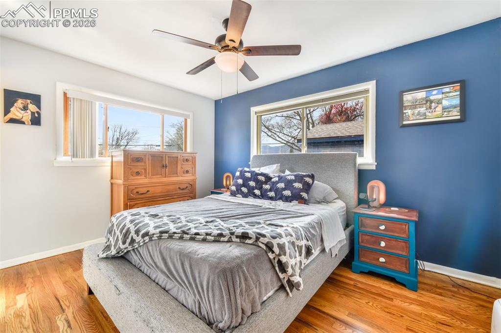 Image 22 of 50: Bedroom