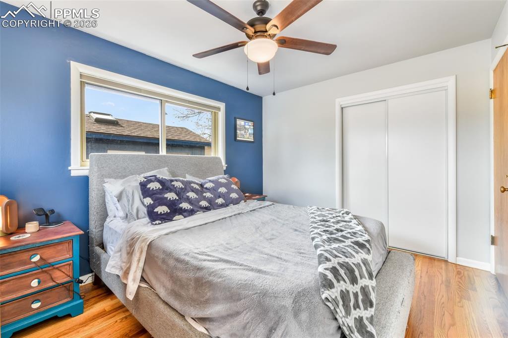 Image 23 of 50: Bedroom