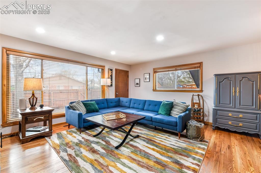 Image 3 of 50: Dining Area