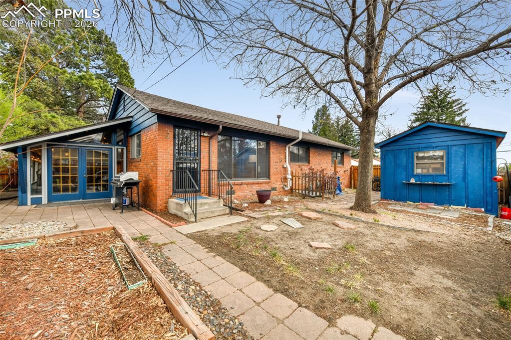 Image 32 of 50: Yard