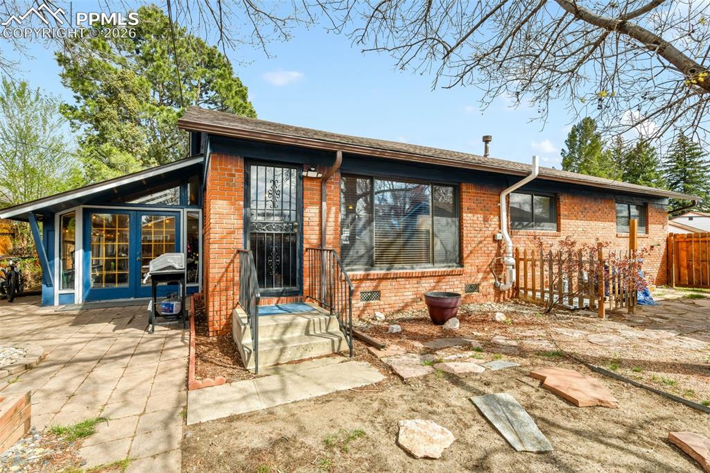 Image 33 of 50: Yard