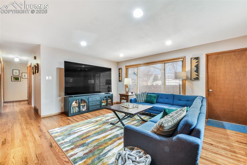 Image 5 of 50: Living Room