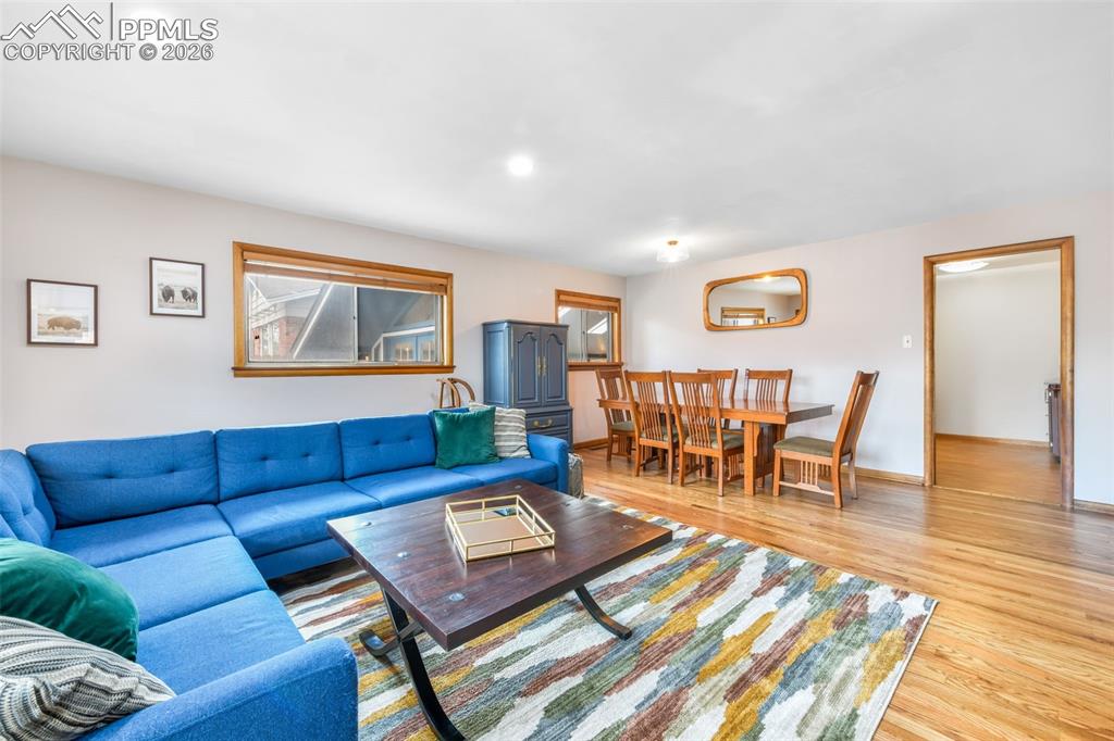 Image 6 of 50: Living Room