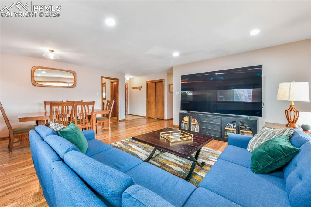 Image 7 of 50: Living Room