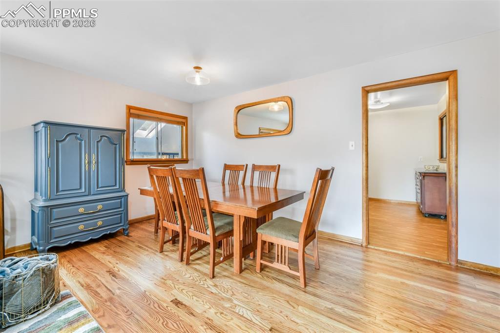 Image 8 of 50: Living Room