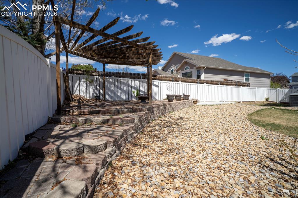 Image 42 of 43: Yard