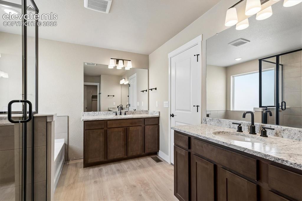 Image 15 of 27: Bathroom