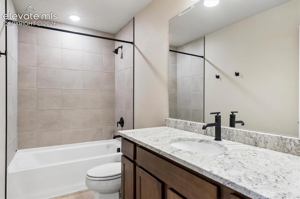 Image 20 of 27: Bathroom