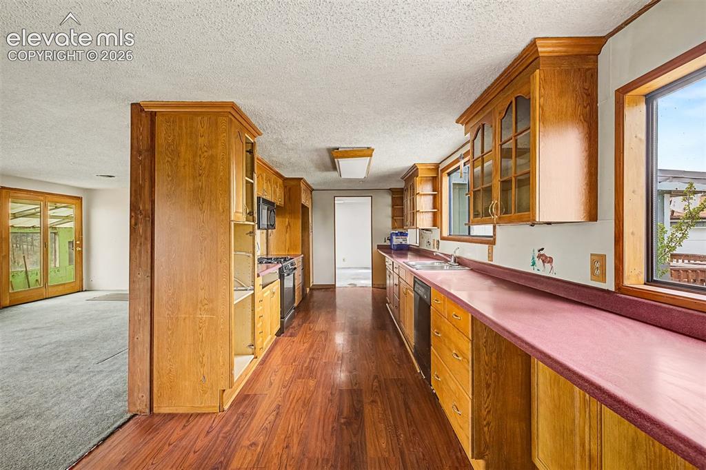 Image 12 of 50: Kitchen