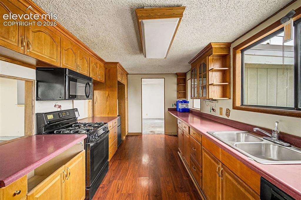 Image 13 of 50: Kitchen