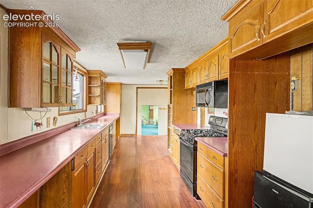 Image 14 of 50: Kitchen