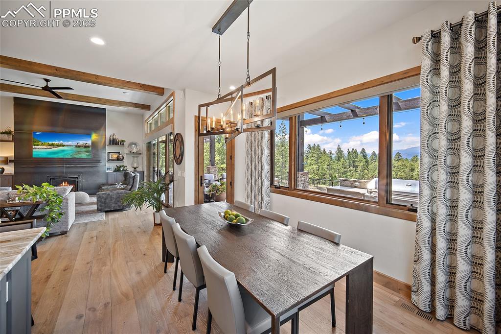 Image 12 of 49: Dining Area