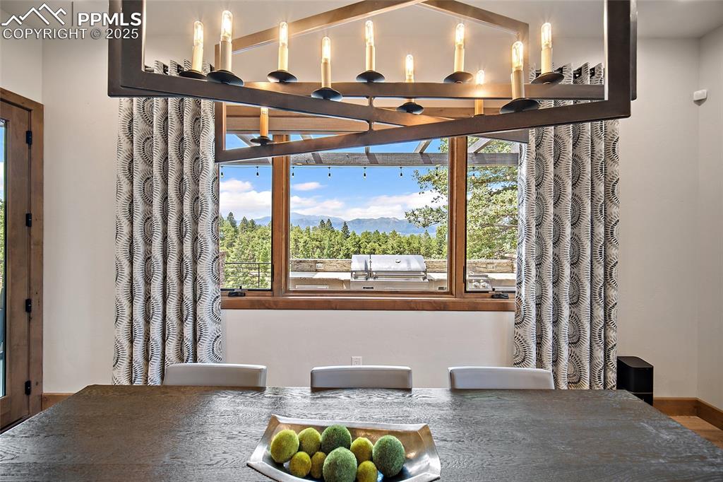 Image 13 of 49: Dining Area
