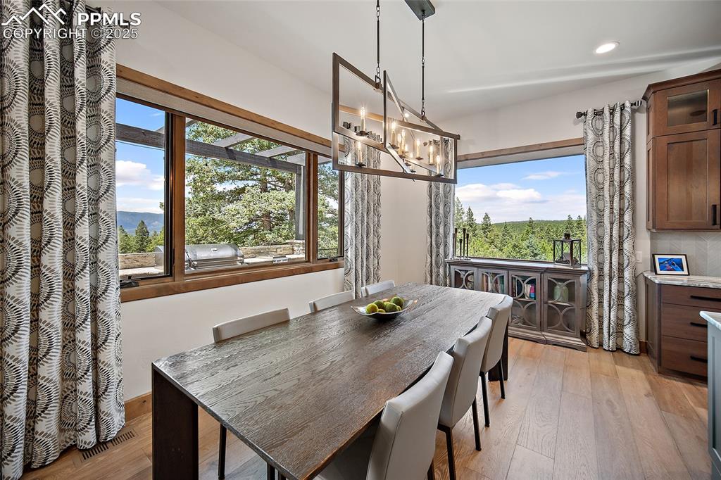 Image 14 of 49: Dining Area