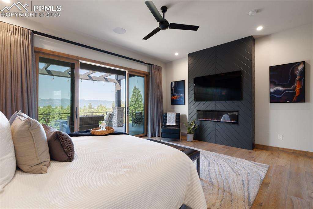 Image 17 of 49: Bedroom