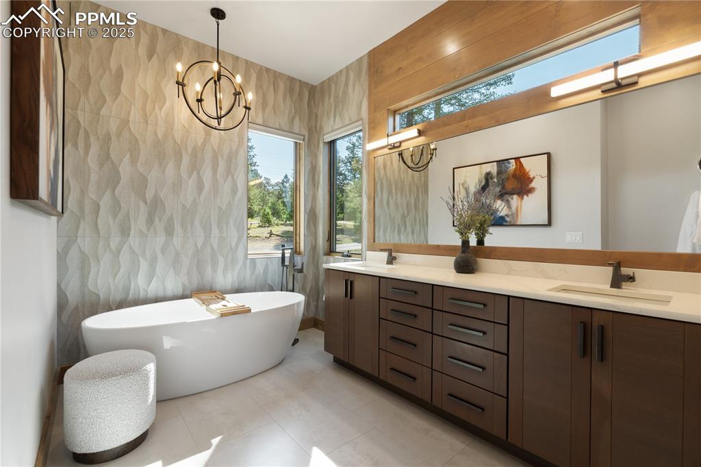 Image 18 of 49: Bathroom