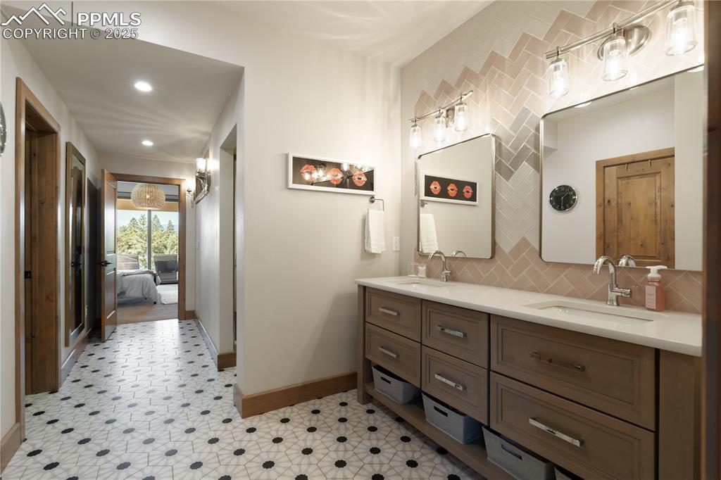 Image 34 of 49: Bathroom