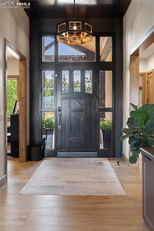 Image 5 of 49: Stunning entry