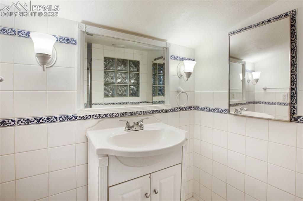 Image 30 of 43: Bathroom