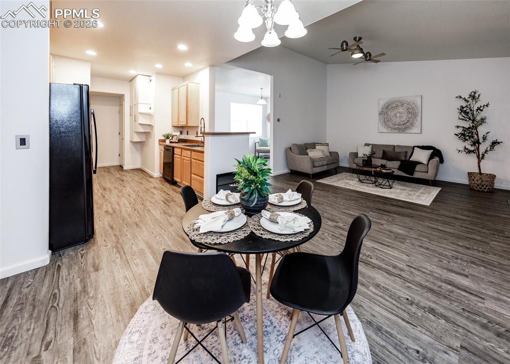 Image 10 of 33: Dining Area