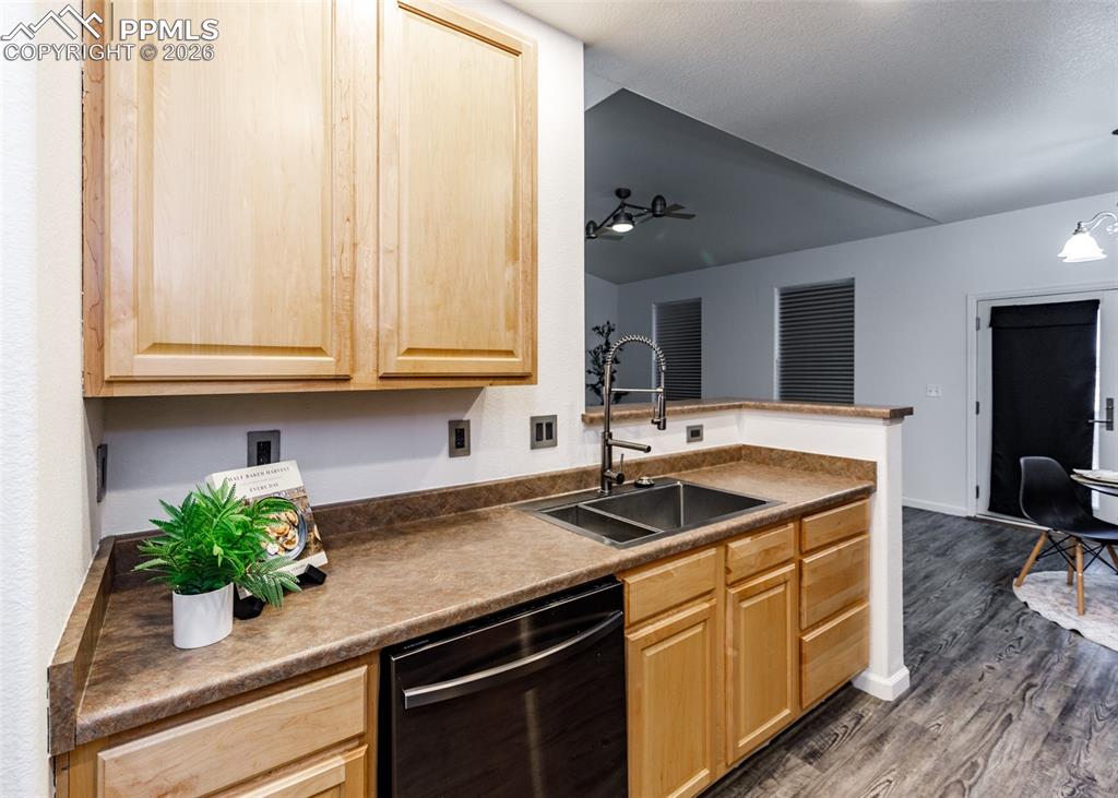 Image 12 of 33: Kitchen