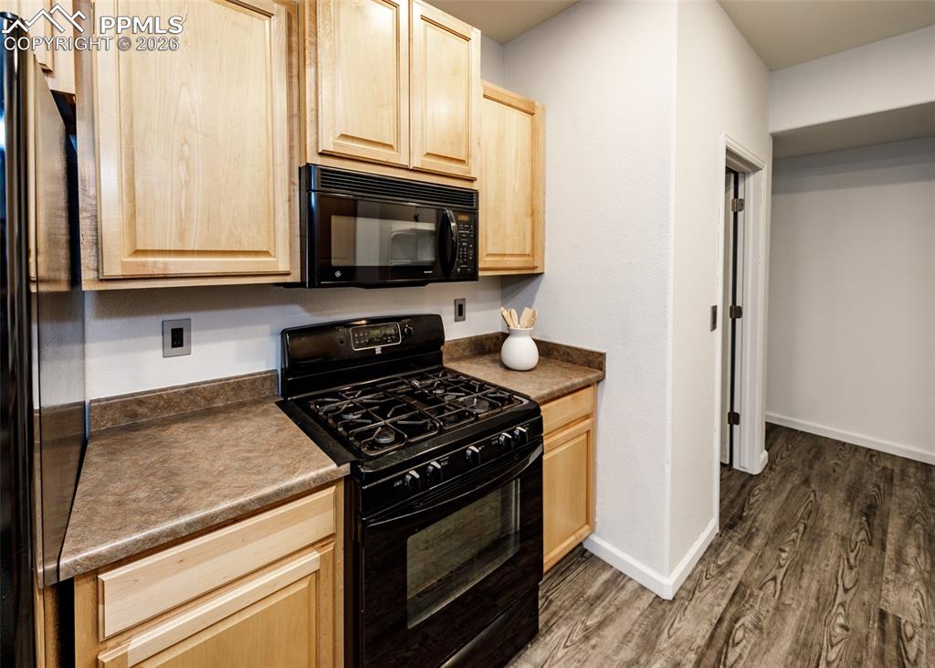 Image 13 of 33: Kitchen