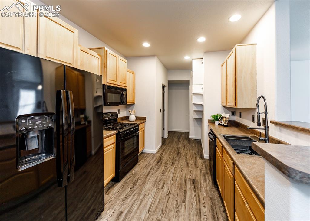 Image 14 of 33: Kitchen