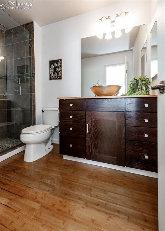 Image 22 of 33: Bathroom