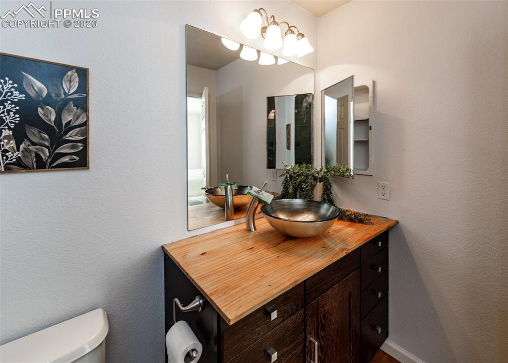 Image 23 of 33: Bathroom