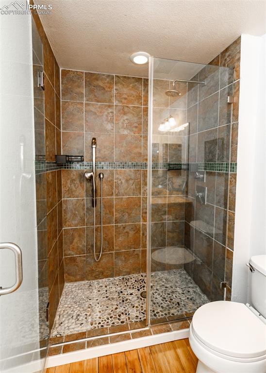 Image 24 of 33: Bathroom