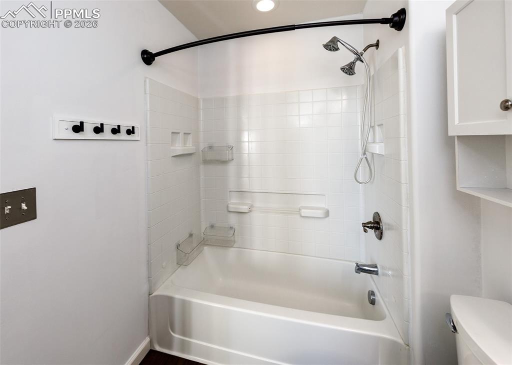 Image 28 of 33: Bathroom