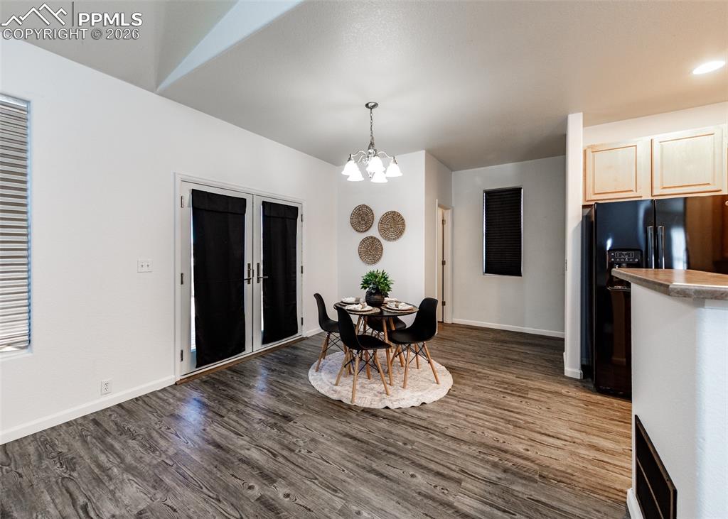 Image 9 of 33: Dining Area