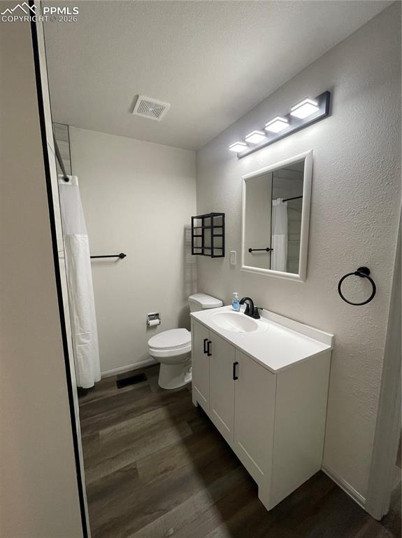 Image 11 of 23: 4 Piece Bath / Main Level  (Laundry Shoot In Cabinet)