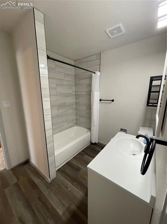 Image 12 of 23: 4 Piece Bath / Main Level