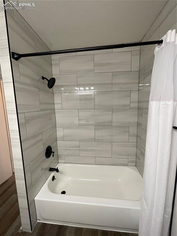 Image 13 of 23: 4 Piece Bath / Mail Level