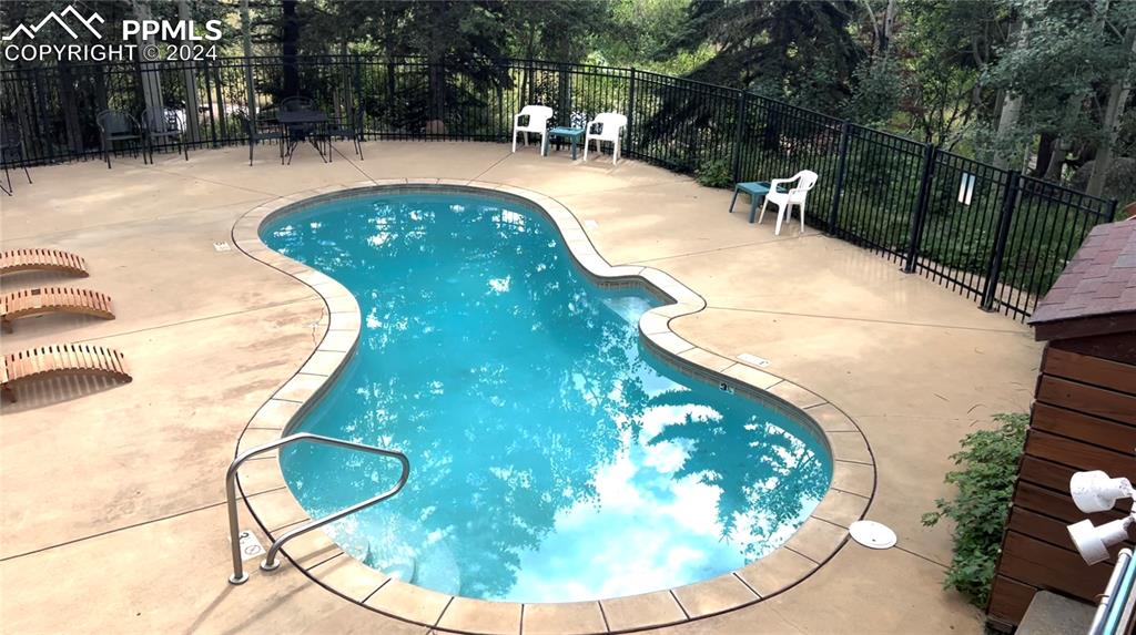 Image 18 of 23: Heated swimming pool