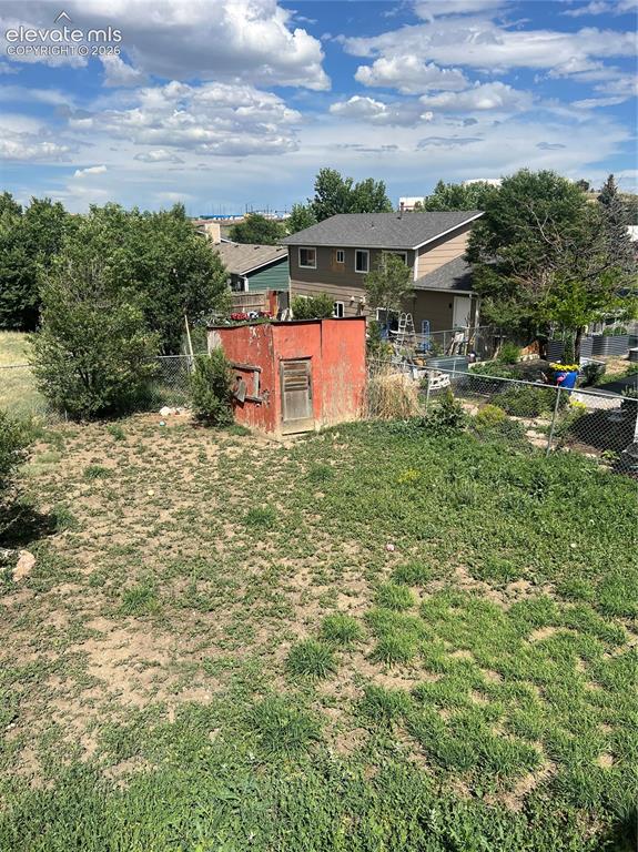 Image 19 of 37: Yard