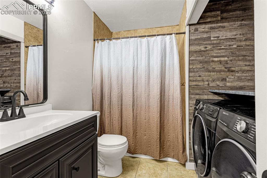 Image 17 of 41: Bathroom