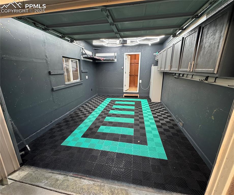 Image 40 of 41: Garage