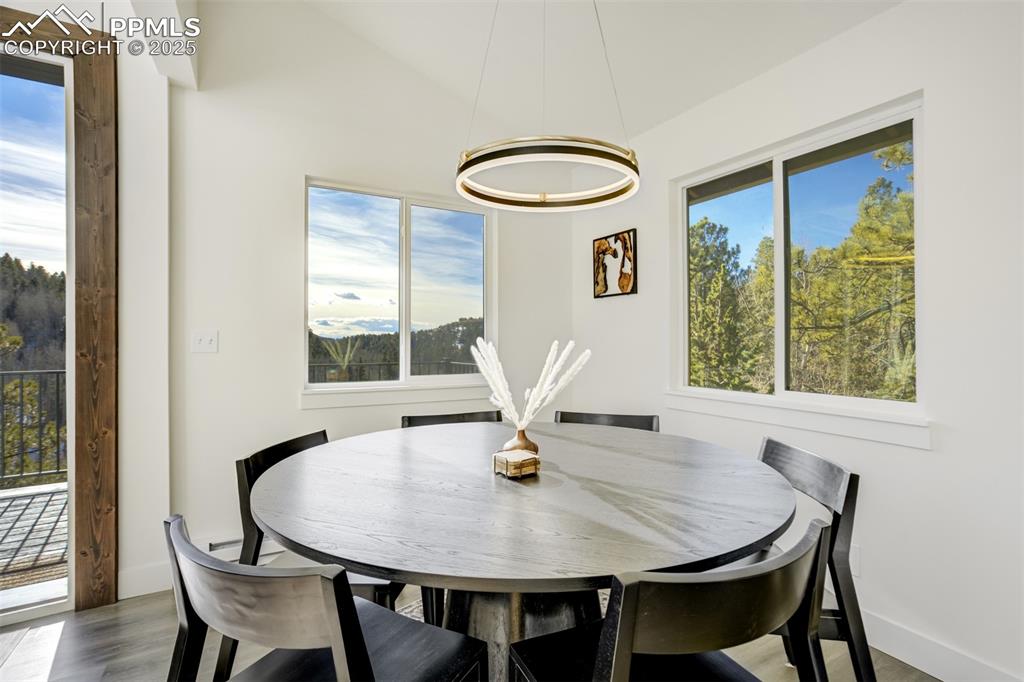 Image 19 of 50: Dining Area