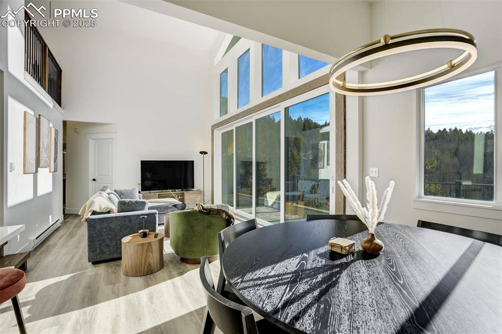 Image 20 of 50: Dining Area