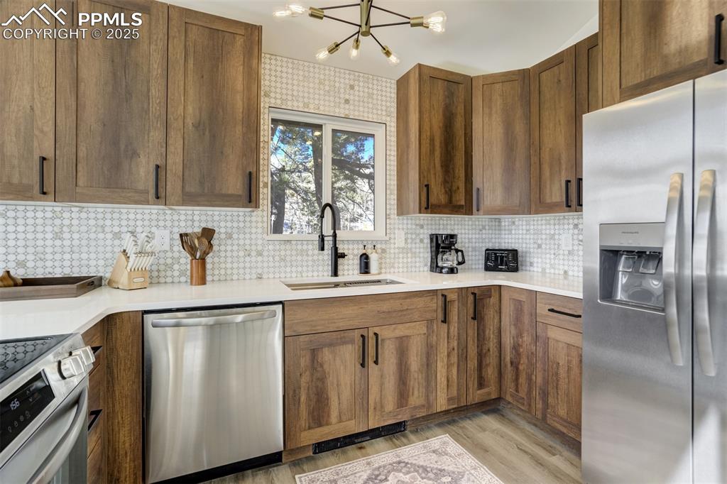 Image 22 of 50: Kitchen