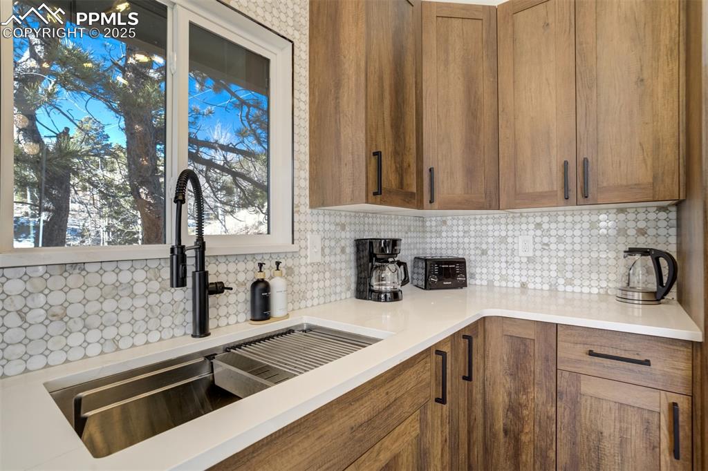 Image 23 of 50: Kitchen