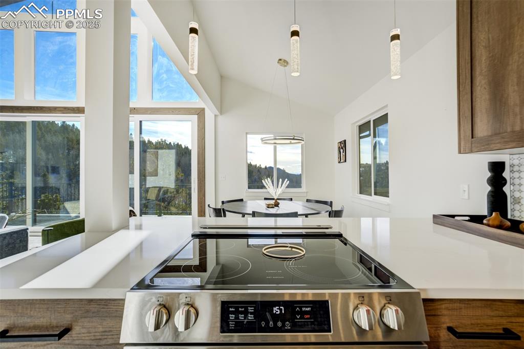 Image 25 of 50: Kitchen