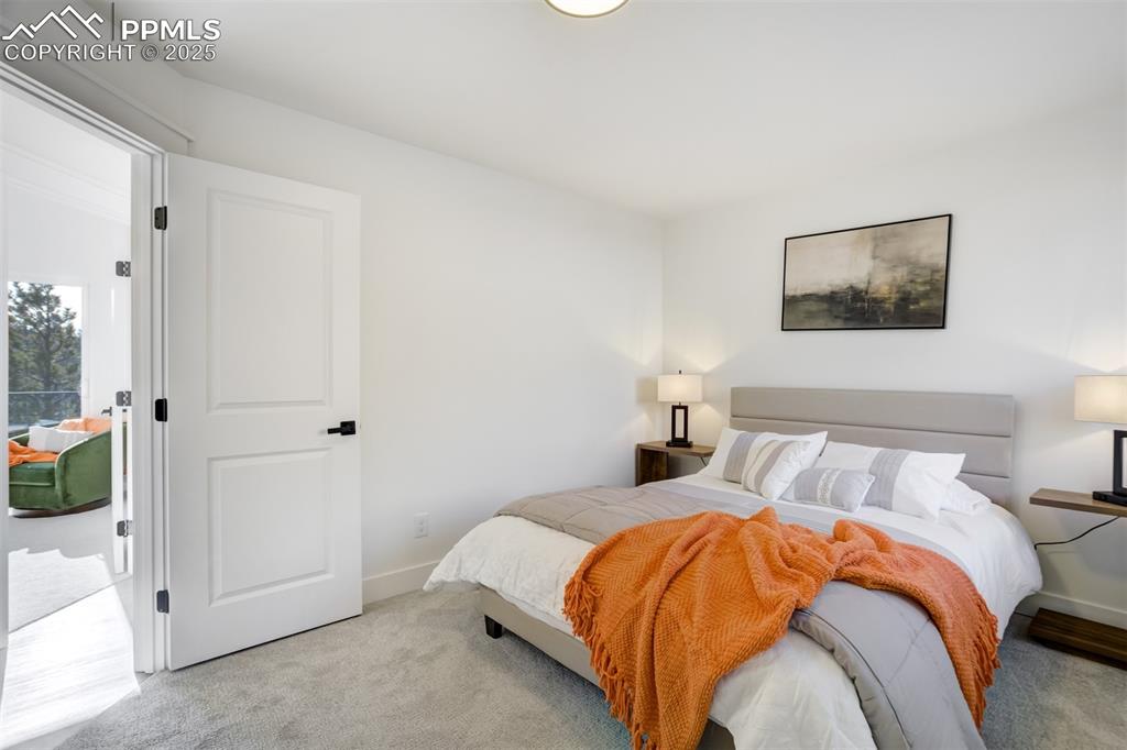 Image 31 of 50: Bedroom