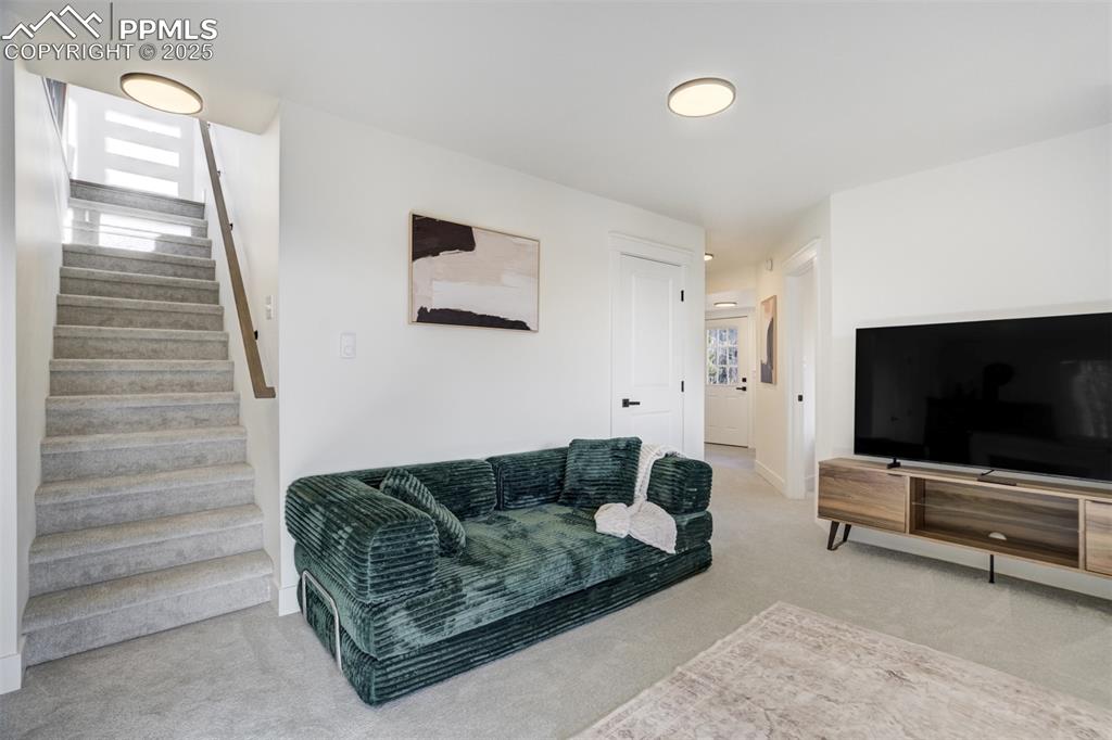 Image 41 of 50: Living Room