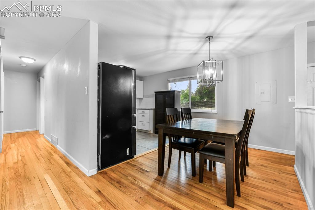 Image 10 of 50: Dining Area