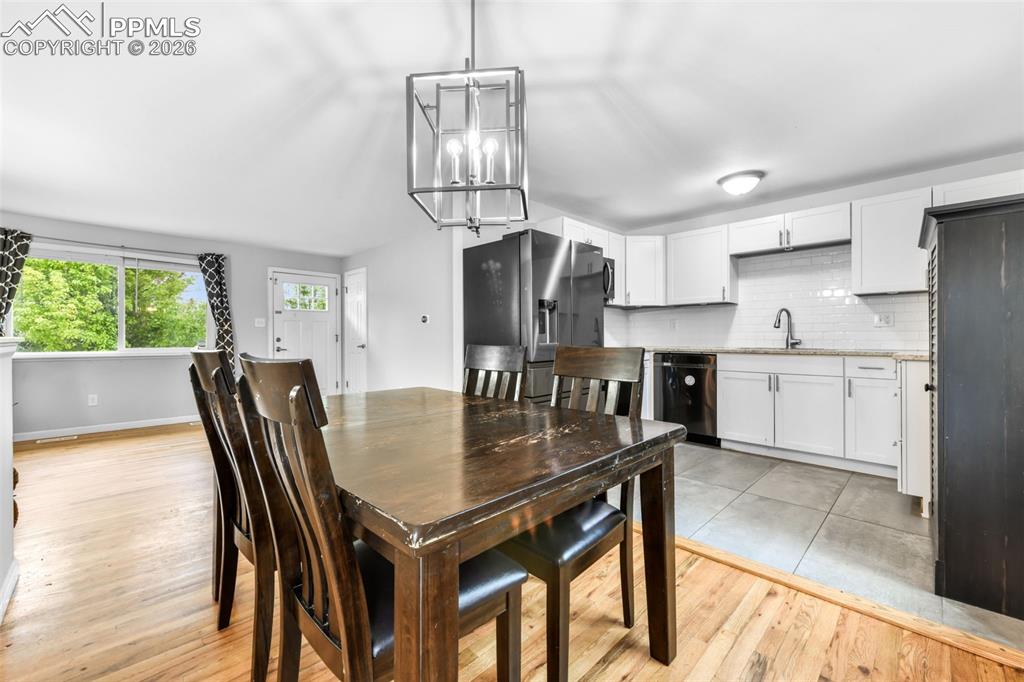 Image 11 of 50: Dining Area