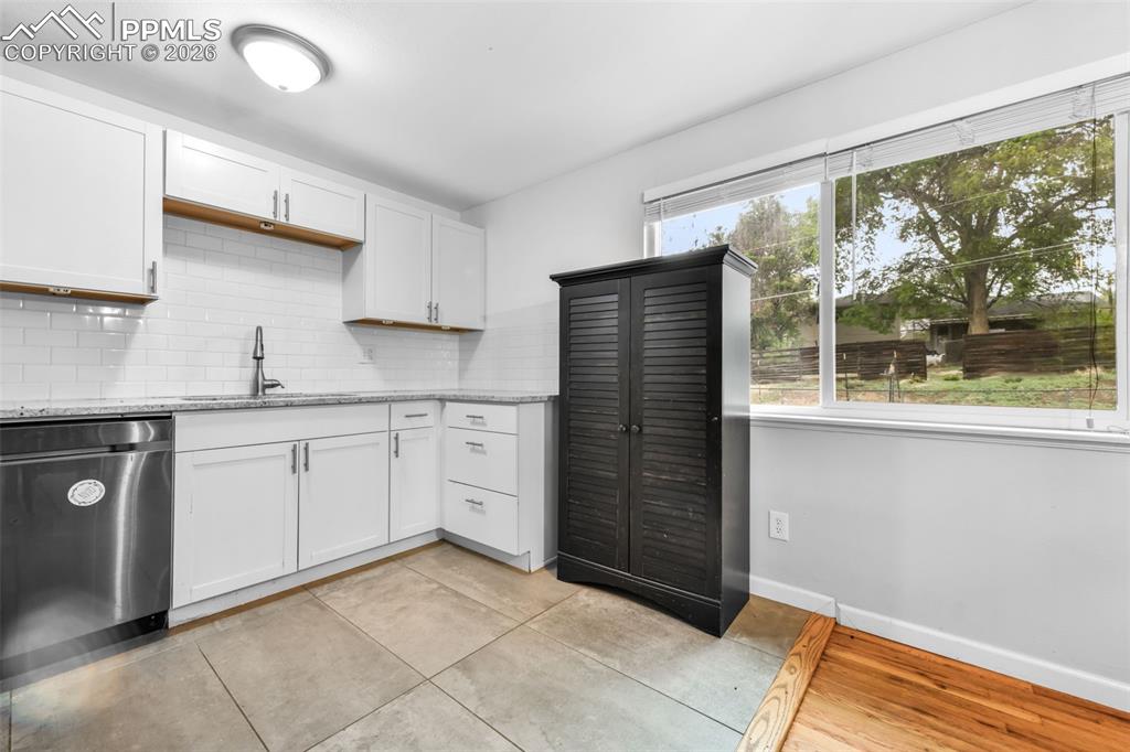 Image 14 of 50: Kitchen