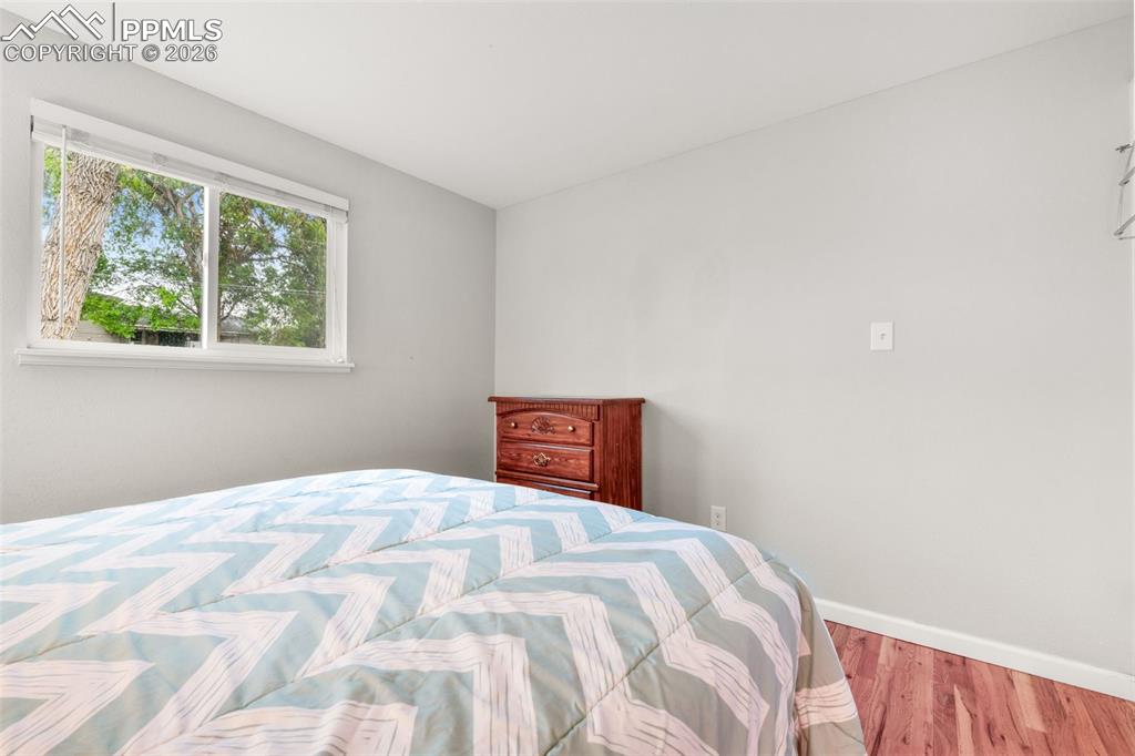 Image 18 of 50: Bedroom